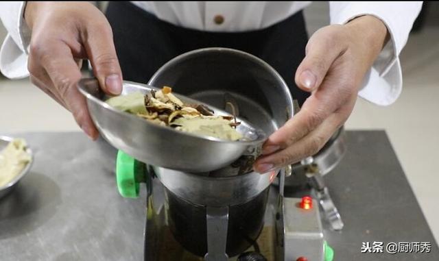 大厨分享中原小吃胡辣汤的制作工艺，做法配比超详细，在家就能做