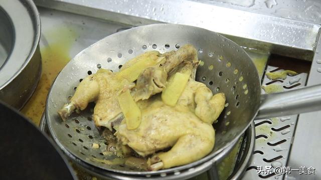 厨师长教你做脆皮炸鸡，一整只鸡扔进油锅直接炸，外焦里嫩有妙招