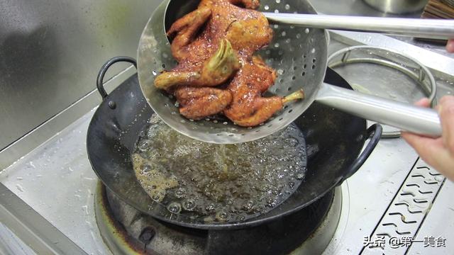 厨师长教你做脆皮炸鸡，一整只鸡扔进油锅直接炸，外焦里嫩有妙招