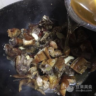 干锅腊鸡～炖香菇