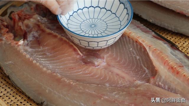 腊鱼的详细做法，从选鱼到腌鱼再到风干，老方法教会你，腊味很足