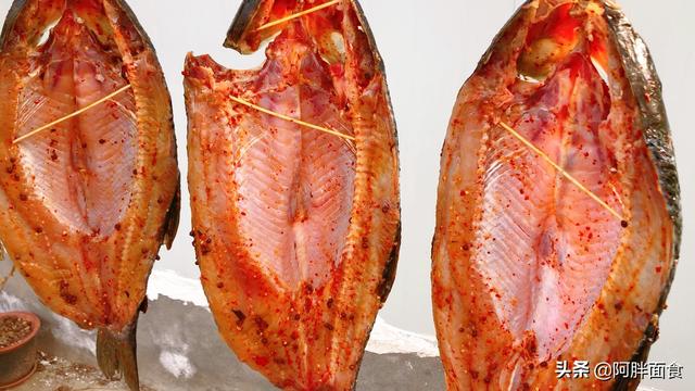 腊鱼的详细做法，从选鱼到腌鱼再到风干，老方法教会你，腊味很足
