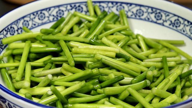 自己在家腌蒜苔，2个小时就可以食用，清爽解腻，做法简单又好吃