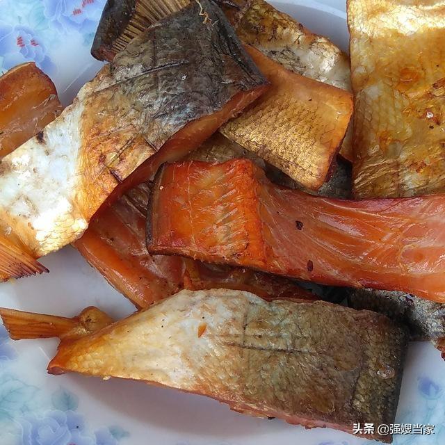 没地方熏腊鱼，试试酱油腊鱼，易学易做，色泽红亮，比熏鱼还好吃