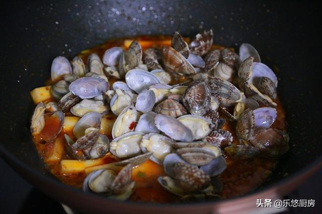花蛤和它一起炒，特别好吃，主食和菜一锅都有，饭都不用做了