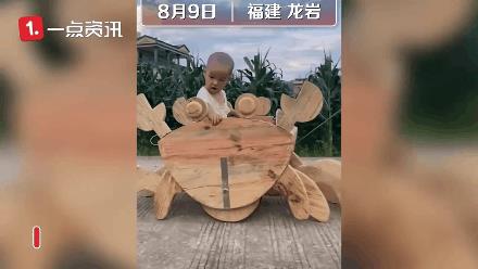 手艺人！爷爷给孙子做螃蟹车，网友：馋哭隔壁300个月的宝宝