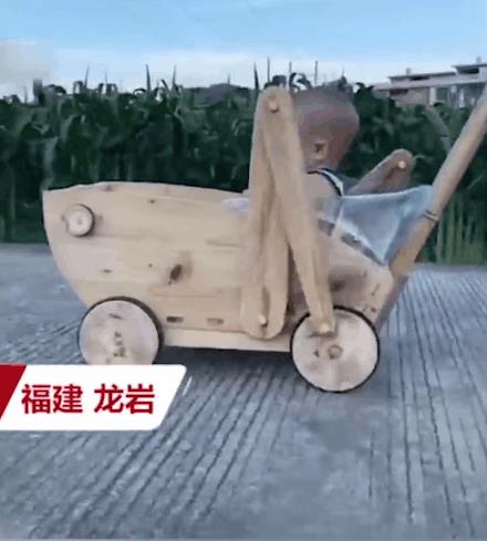 手艺人！爷爷给孙子做螃蟹车，网友：馋哭隔壁300个月的宝宝
