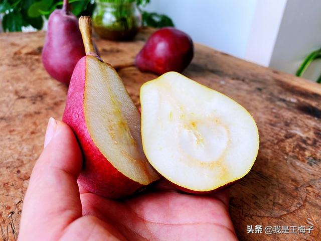 此梨长得像小葫芦一样，是可以喝的水果，冷冻后口感像冰淇淋