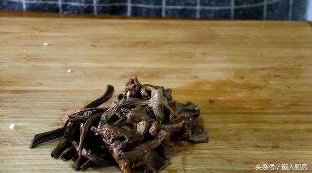 手把手教你做茶树菇炒肉片，做法家常十分简单，一学就会