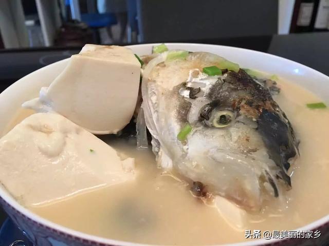 一个草鱼头，一斤豆腐，教你做出鲜味十足的鱼头豆腐汤