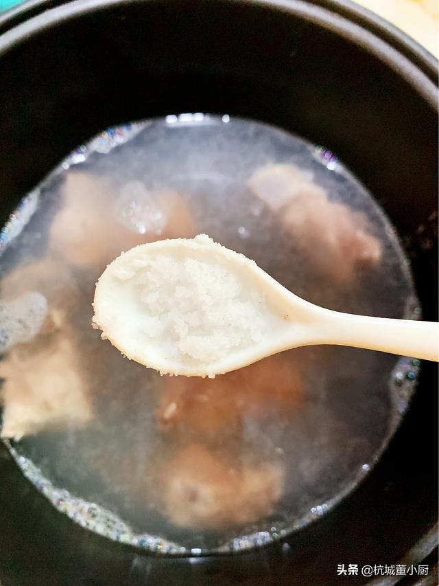 排骨萝卜海带汤，初秋必喝靓汤之一，汤鲜味美，营养健康