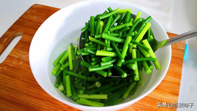 炒蒜苔看似简单，原来有技巧，跟大厨学着做，翠绿不变色还更入味
