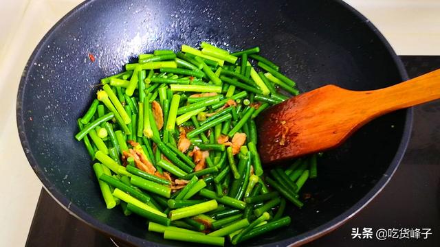 炒蒜苔看似简单，原来有技巧，跟大厨学着做，翠绿不变色还更入味