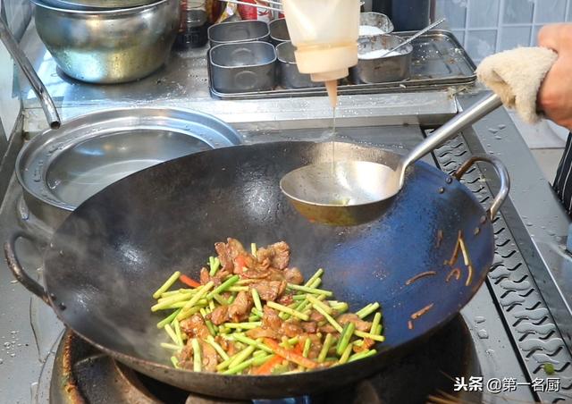 大厨分享蒜苔炒肉的家常做法，简单营养又美味，学会就可以在家做