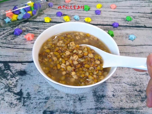 1分钟学会做薏米绿豆汤，清凉去暑，简单又好吃