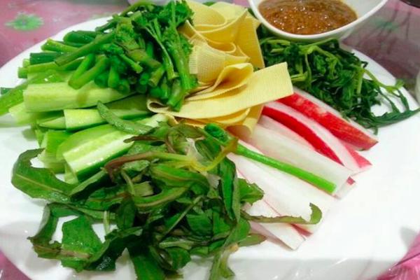 农村饭桌上常见的蘸酱菜，这不就是最传统的“蔬菜沙拉”嘛