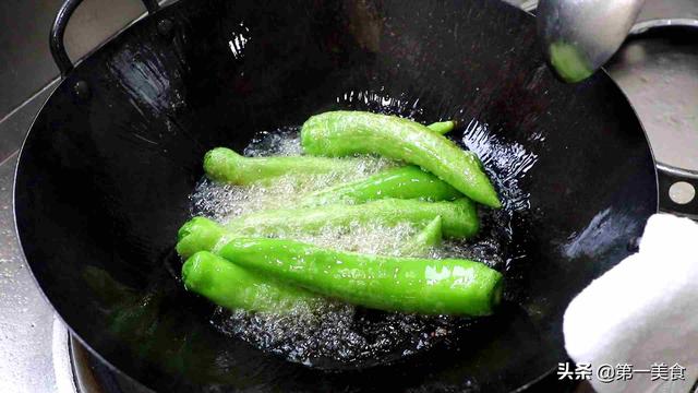 虎皮青椒很容易做老，厨师长教你正宗的做法，步骤通俗易懂