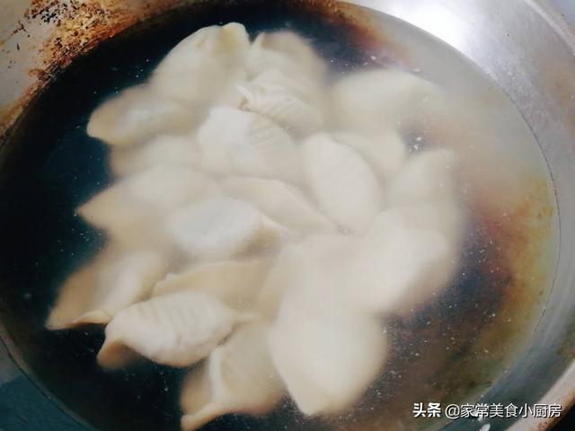 调馅有技巧，教你做虾仁三鲜水饺，这样调馅味道鲜美，满口汤汁，