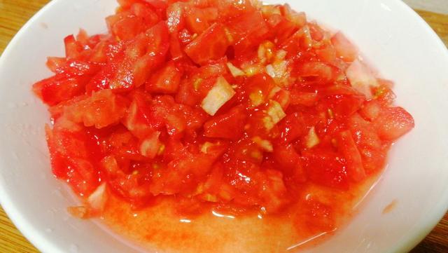 寒露吃西红柿酸汤三鲜馄饨，汤汁浓郁味道鲜美，分享馄饨制做方法