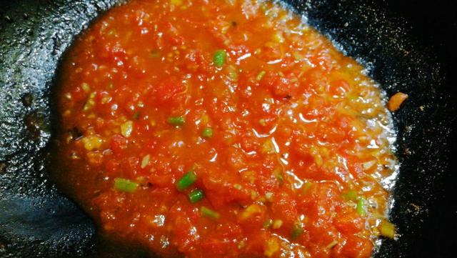 寒露吃西红柿酸汤三鲜馄饨，汤汁浓郁味道鲜美，分享馄饨制做方法