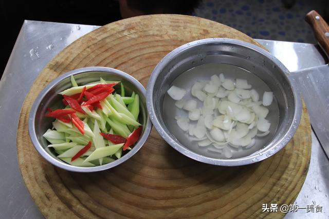 厨师长分享西芹炒百合的做法，清淡少油素菜小炒，可以天天吃