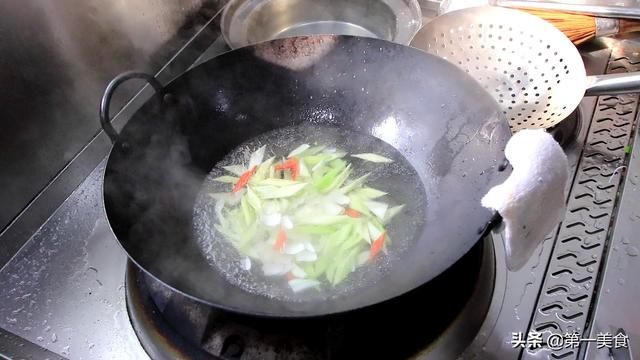 厨师长分享西芹炒百合的做法，清淡少油素菜小炒，可以天天吃