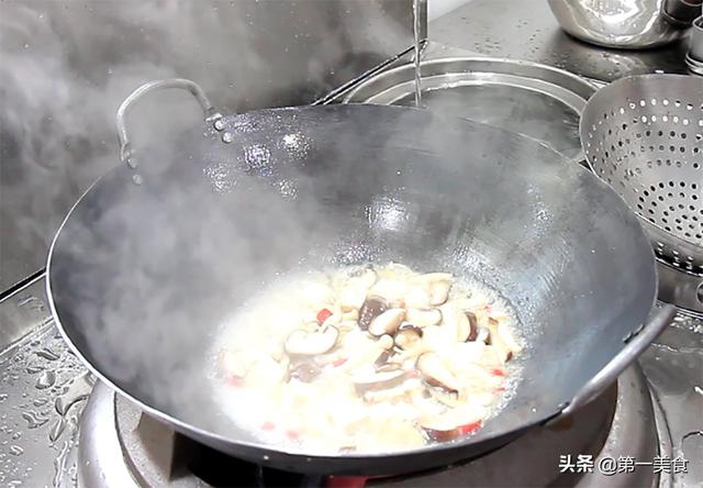 一块豆腐，一把菌菇，简单一烩，豆腐鲜嫩入味，菌菇清香脆嫩