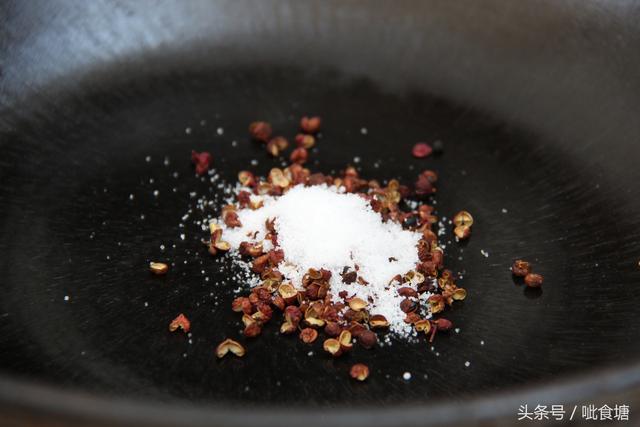 酥香鲜嫩的软炸里脊做法其实很简单 告诉你调面糊技巧和椒盐做法