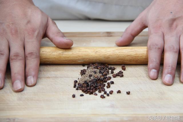酥香鲜嫩的软炸里脊做法其实很简单 告诉你调面糊技巧和椒盐做法
