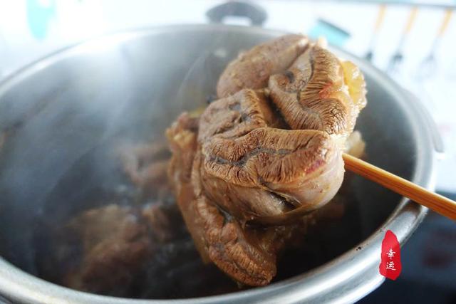 用高压锅制作完成，家庭版的酱牛肉，肉酥筋软，真叫香