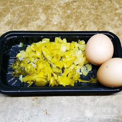 酸菜鸡蛋炒饭的做法