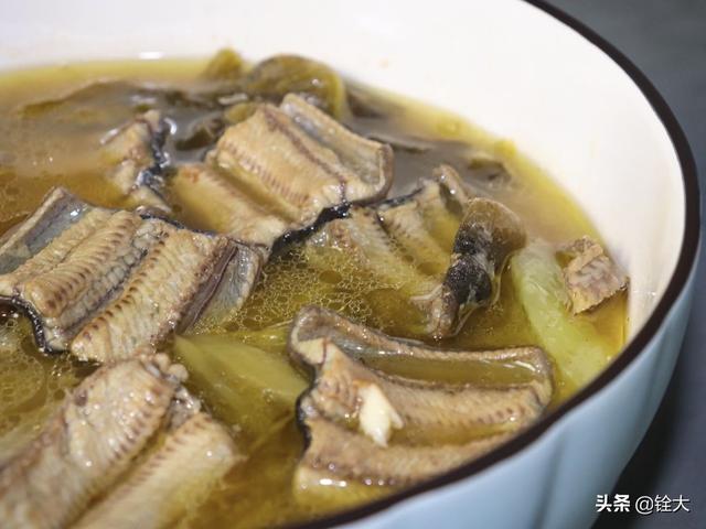 小暑到吃“三宝”，黄鳝属其中一宝，加酸菜简单熬成汤，汤汁真甜