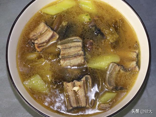 小暑到吃“三宝”，黄鳝属其中一宝，加酸菜简单熬成汤，汤汁真甜