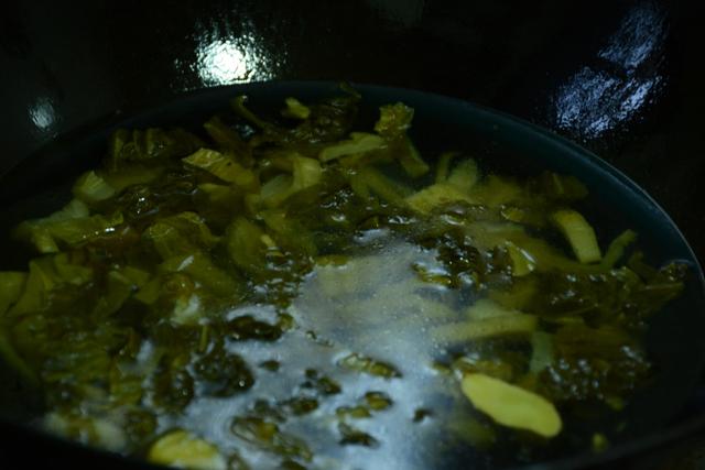 三步骤做一碗酸菜粉丝汤不用加肉直接当主食吃，晚餐就这样省事