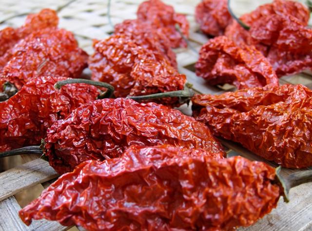 全球最辣的6种“神级”辣椒，魔鬼辣不算啥，图6闻一下能灼伤嗓子