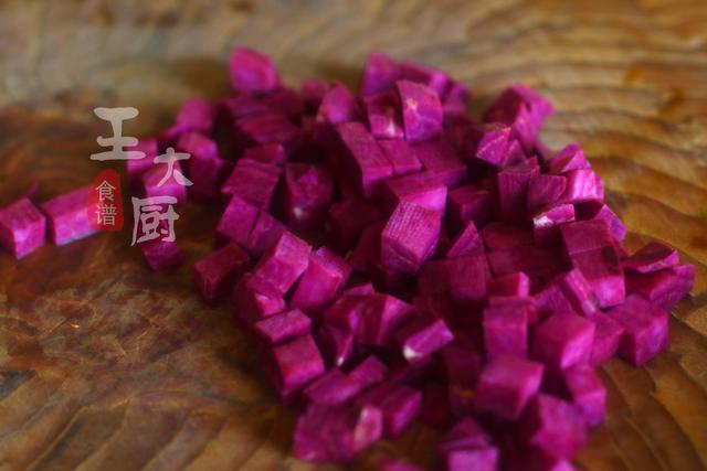紫薯银耳汤这么做，很少吃到的美味，色泽鲜艳，营养丰富，超好吃